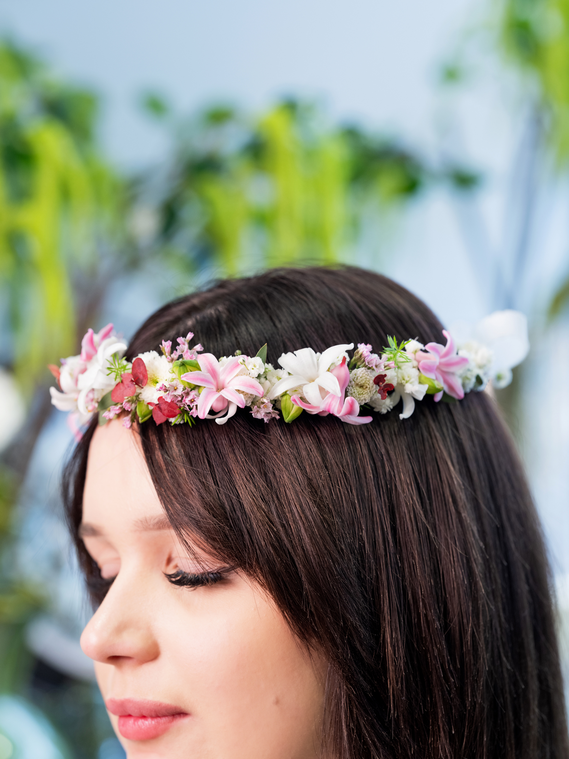 Florystka w wianku z kwiatów – rzemiosło Royal Flowers
